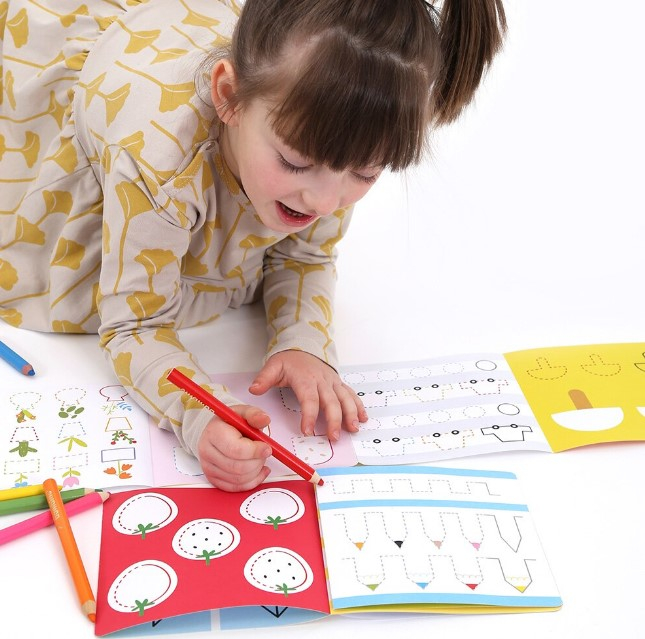 BANANA PANDA-Carte de colorat si trasat linii pentru copii Banana Panda Ready To Trace Intermediate Lines, imagini cu obiecte comune, 23 ilustratii de trasare si colorare, 2 carti tip acordeon, 96 cm lungime [6]