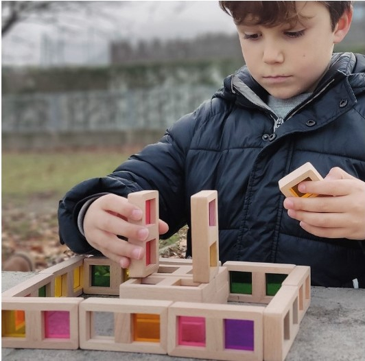 Joc-educativ-pentru-copii-si-copii-nevoi-speciale-tip-Domino,-Andreu-Toys,-piese-din-lemn-cu-efect-translucid-si-transparent-colorat,-7-culori,-28-piese,-care-stralucesc-la-lumina-ANDREU-TOYS [1]