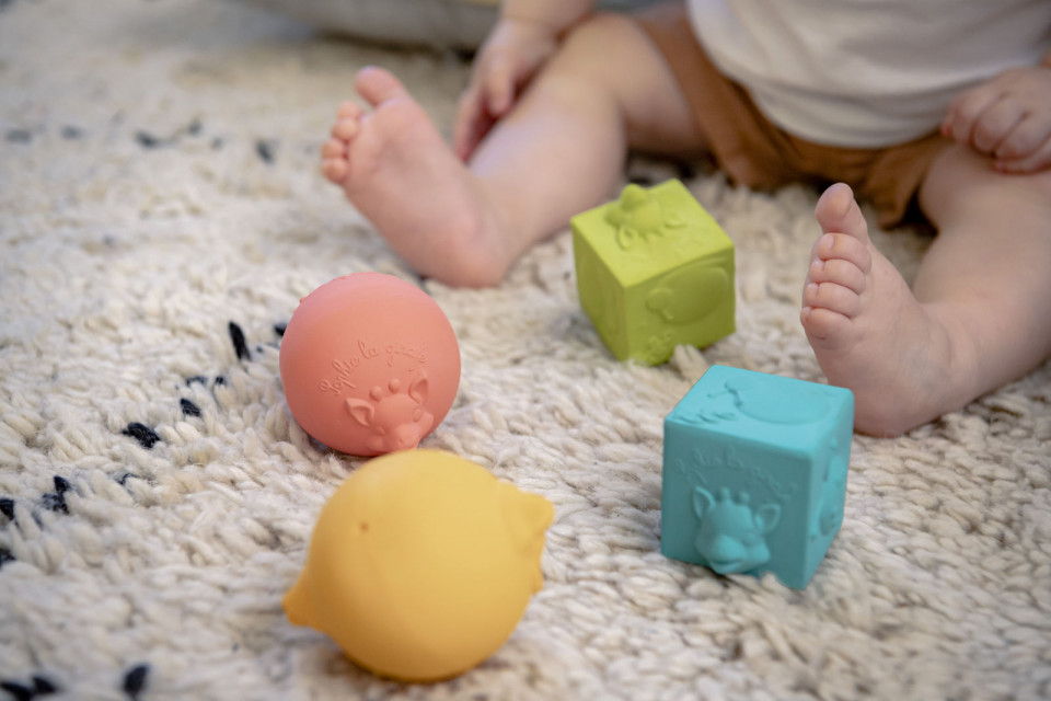 VULLI SAS-Set 2 Mingiute Si 2 Cuburi Girafa Sophie [5]