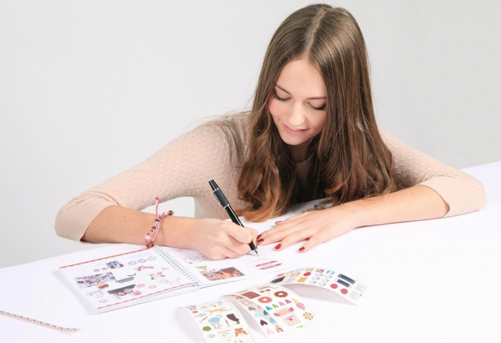 Set-creativ-jurnal-Lena-cu-agenda-si-20-teme-ce-pot-fi-decorate,-stickere-si-alte-accesorii-Lena [2]