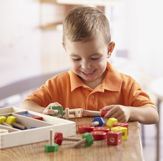 Melissa-Doug-Set-din-lemn-de-construit-cu-suruburi [3]