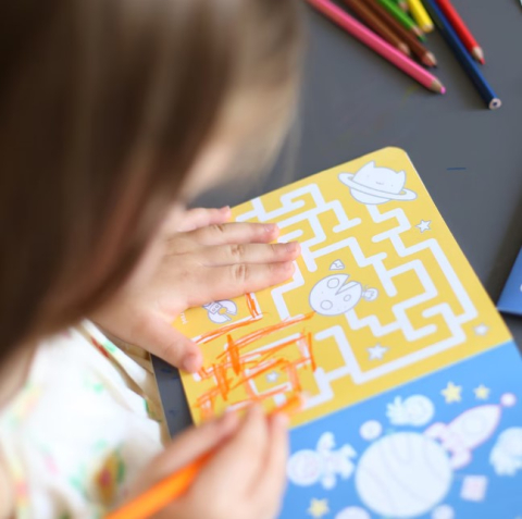 BANANA PANDA-Carte de colorat si trasat linii pentru copii Banana Panda I Love Coloring, imagini cu Spatiul Cosmic, 12 ilustratii de trasare si colorare, 2 imagini panoramice, 2 carti tip acordeon, 96 cm [5]