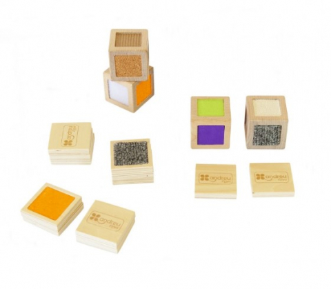 Ajándékok gyerekeknek - Joc educativ pentru copii si copii nevoi speciale didactic, Andreu Toys, senzorial, 4 cuburi din lemn natur cu 12 texturi diferite, varsta +18 luni