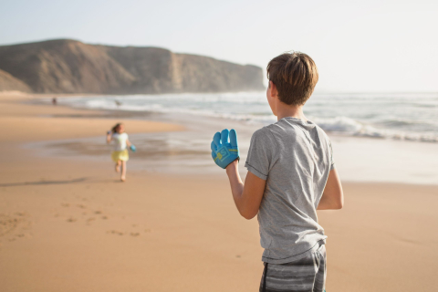 BS Toys-Joc Maini lipicioase - jucarii exterior - manusi velcro copii - jocuri petreceri copii - BS Toys [1]