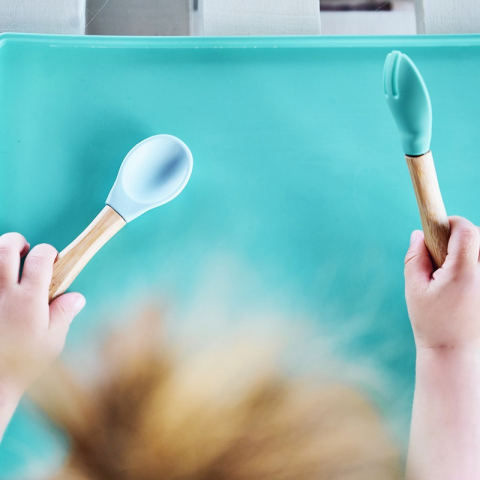 Minikoioi-Set Lingurita si Furculita Minikoioi, Varf din Silicon si Maner din Bambus – Woody Brown [3]