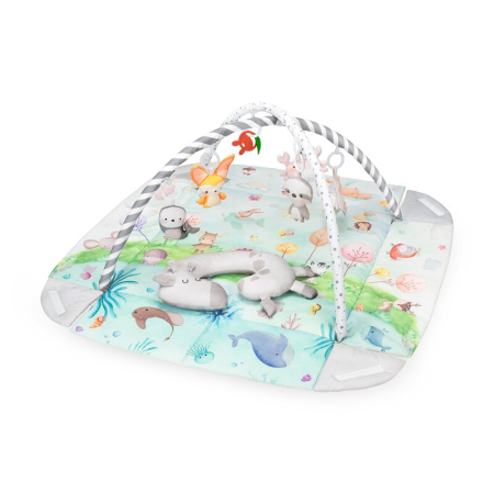 Covorase de joaca - Salteluta interactiva, Lionelo, Anika, 8 jucarii senzoriale, detasabile, fosnaitoare, logopedice, Lavabila la masina, Husa din bambus, 116x112 cm, Multicolor