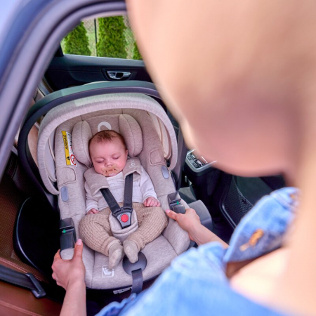 Scoica auto Lionelo Moxie i-Size cu baza rotativa 360 cu picior de fixare 40-87 cm [9]