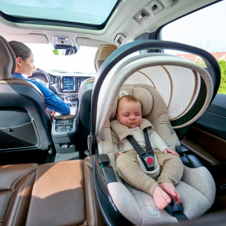 Scoica auto Lionelo Moxie i-Size cu baza rotativa 360 cu picior de fixare 40-87 cm [30]