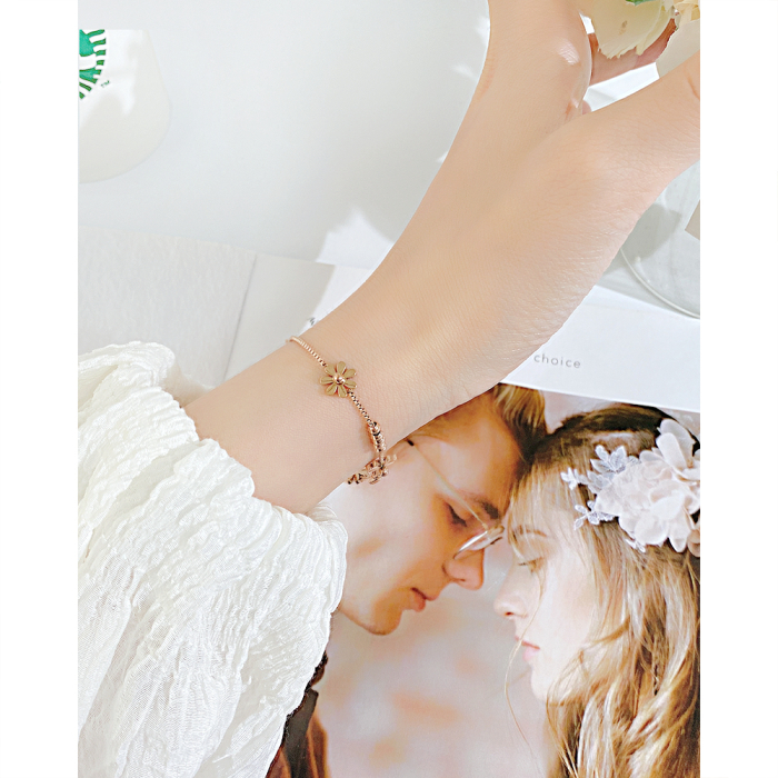 Bratara aurie cu flori delicate – Eleganta si feminitate subtila [4]
