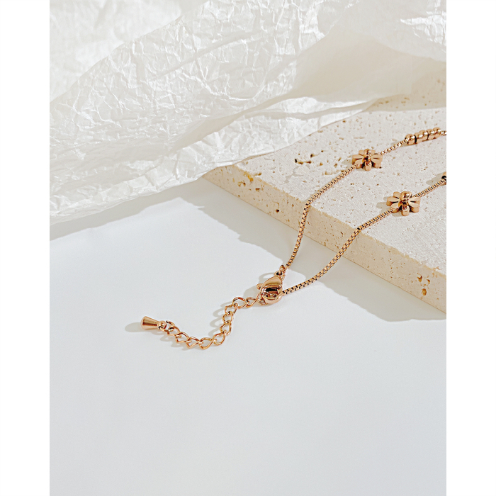 Bratara aurie cu flori delicate – Eleganta si feminitate subtila [7]