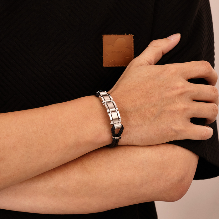 Brățară piele neagră împletită cu segmente metalice din inox – Echilibru între forță și rafinament [4]