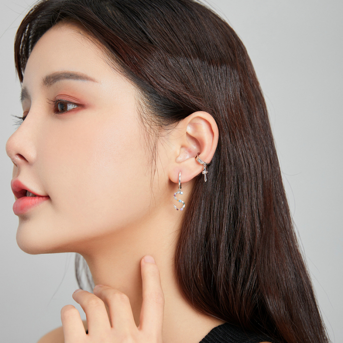 Cercel argint ear cuff cu cruciulita, pe ureche [5]