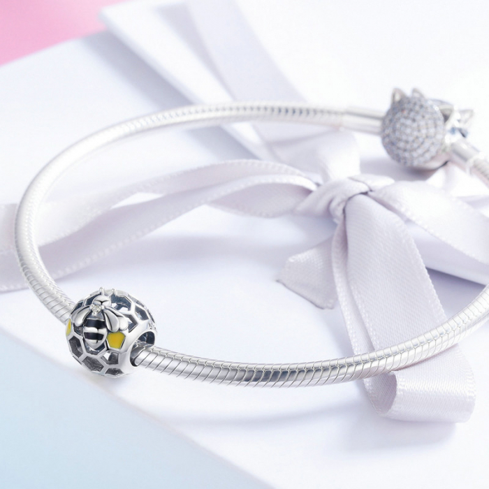 Pandantiv argint fagure si albina [2]