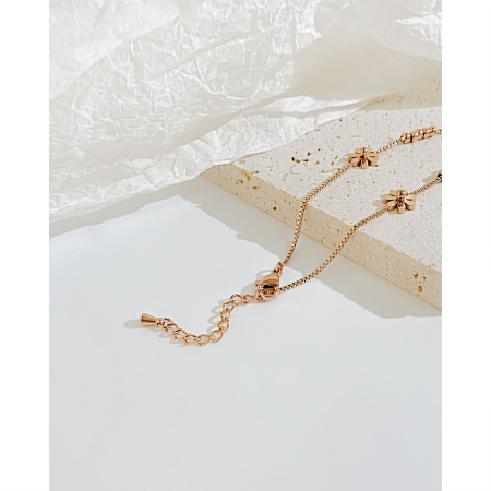 Bratara aurie cu flori delicate – Eleganta si feminitate subtila [6]