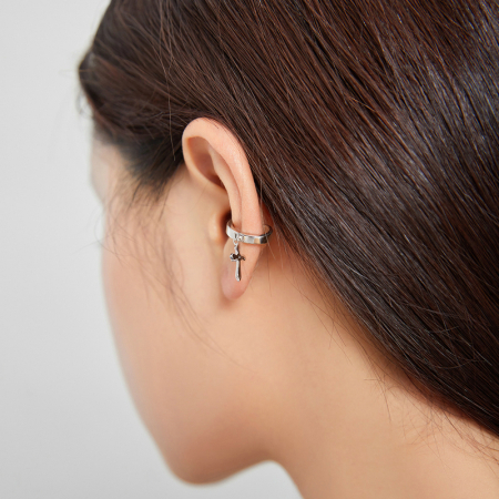 Cercel argint ear cuff cu cruciulita, pe ureche [7]