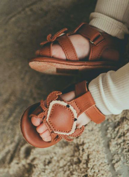 Sandalele barefoot din colectia SS22 au cele mai simpatice forme