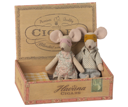 Mum & Dad mice in cigarbox [1]