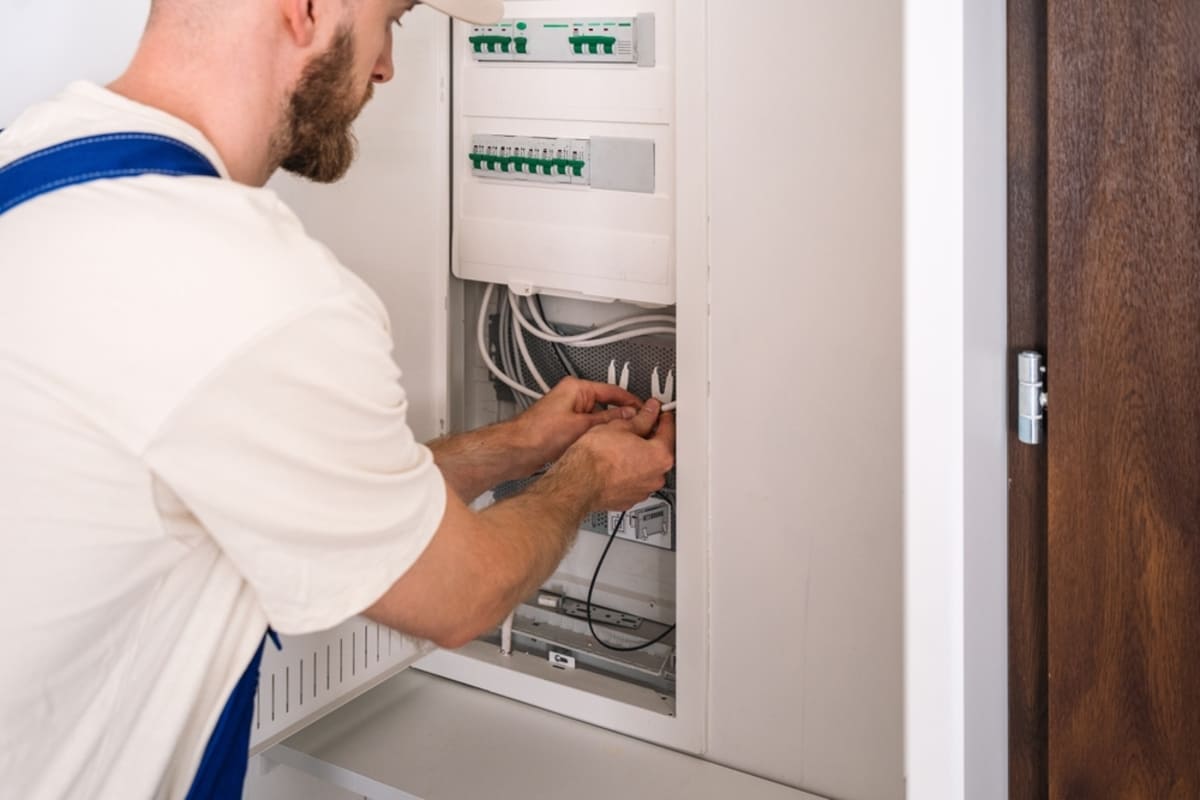 bitm-electrician-realizand-inlocuirea-tabloului-electric-din-apartament