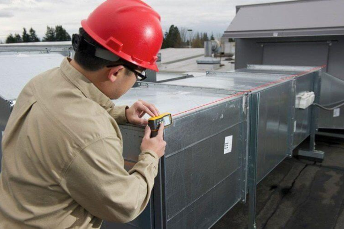 bitmi-barbat-care-face-masuraturi-cu-telemetru-laser