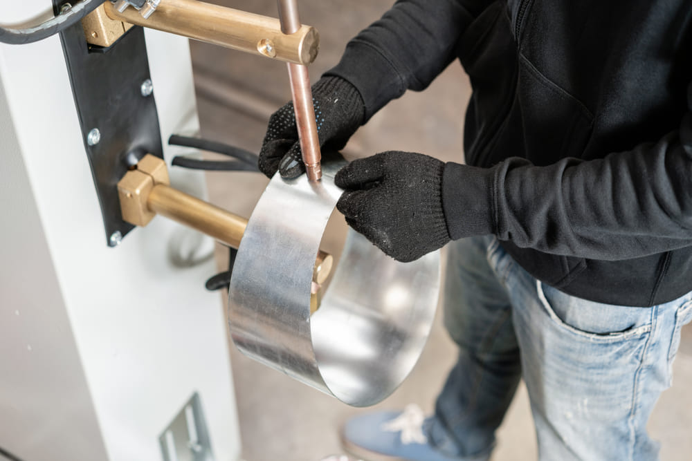 bitmi-barbat-care-foloseste-aparat-de-sudura-in-puncte