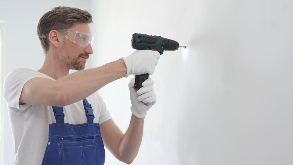 bitmi-barbat-care-foloseste-in-siguranta-masina-de-gaurit