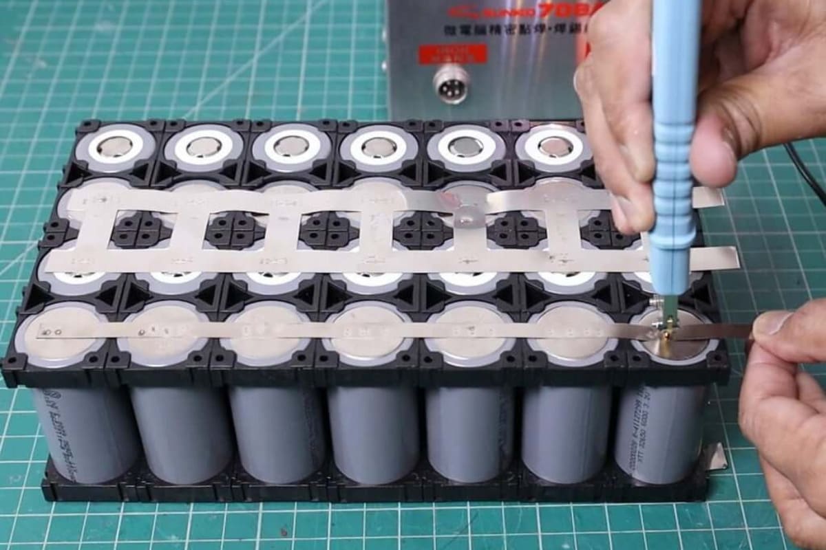 bitmi-barbat-care-sudeaza-platbanda-de-nichel-pe-bornele-bateriilor