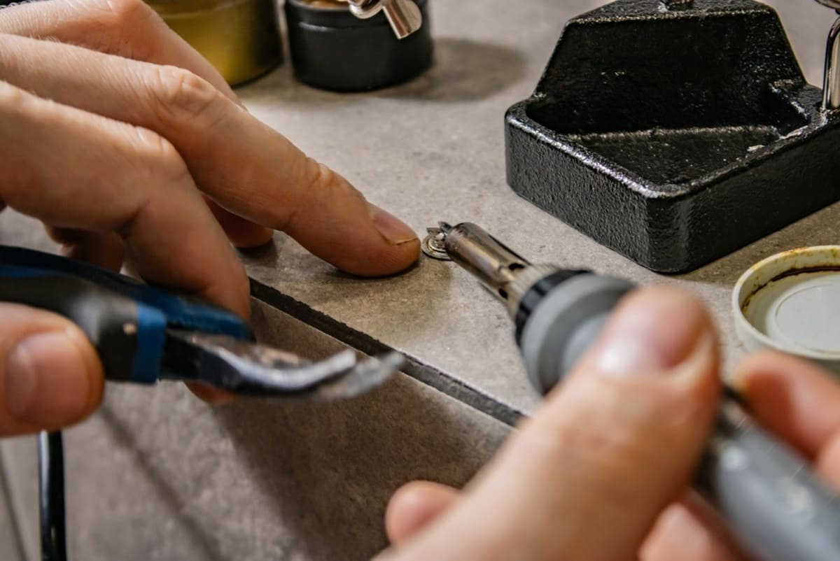 bitmi-barbat-folosind-letcon-cu-fludor-cu-plumb-in-atelier