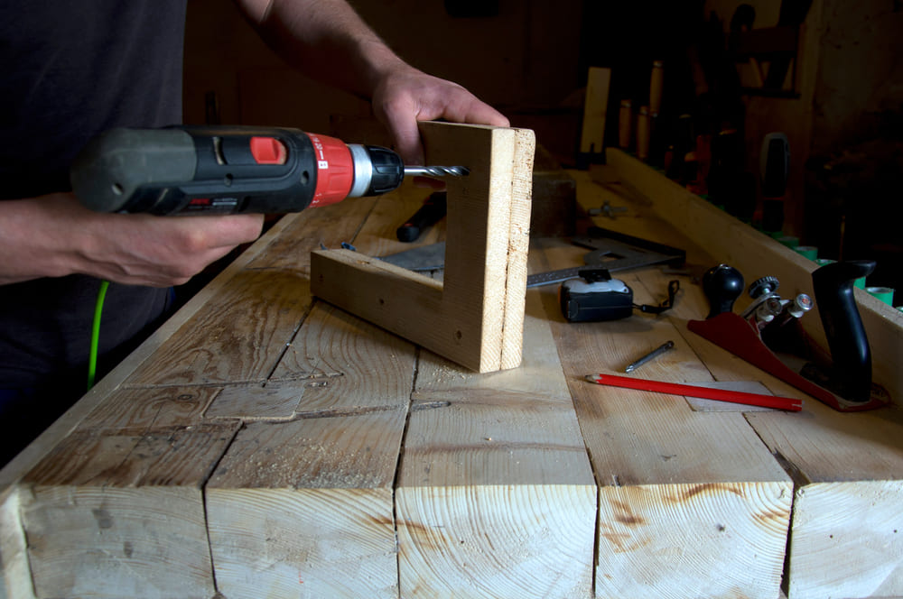 bitmi-barbat-folosind-masina-de-gaurit-pentru-proiect-bricolaj