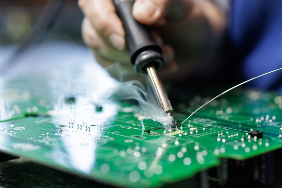 bitmi-barbat-folosind-pistol-de-lipit-cu-fludor-din-plumb-pentru-placa-electronica