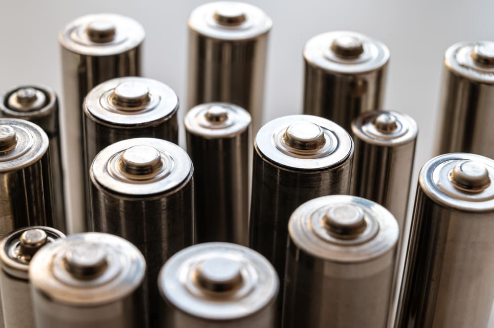 bitmi-baterii-alcaline-sau-reincarcabile-una-langa-alta