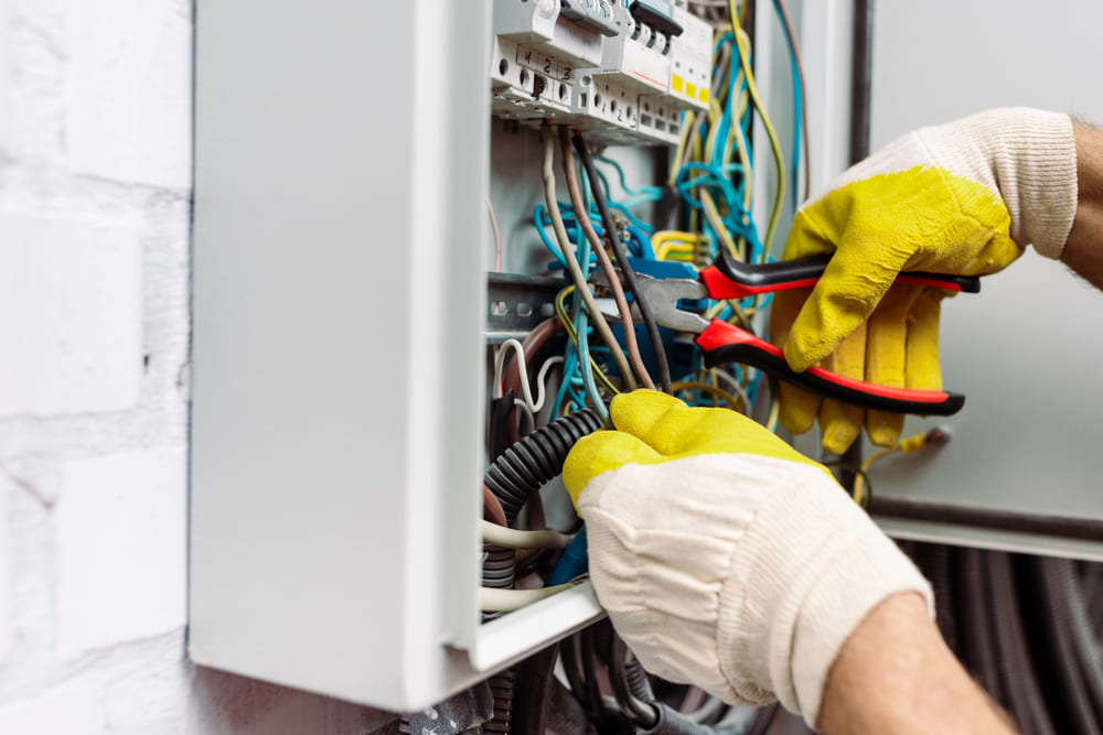 Clesti electrician 1000V: ghid de siguranta pentru utilizare