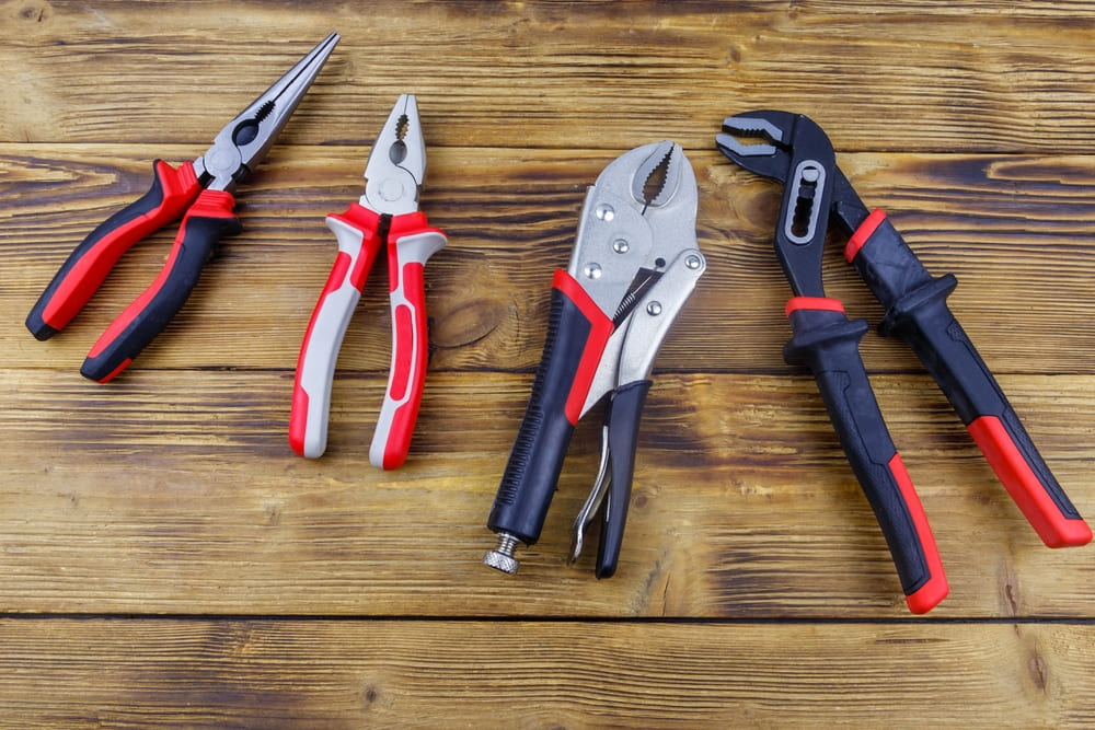 Do It Yourself: proiecte simple de bricolaj folosind clesti multifunctionali