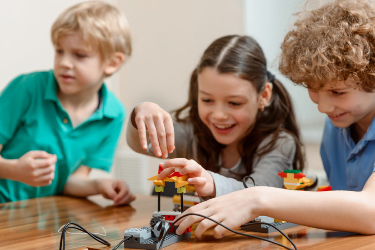 Proiecte distractive cu kituri de electronica pentru copii: 5 idei care ii tin departe de ecrane