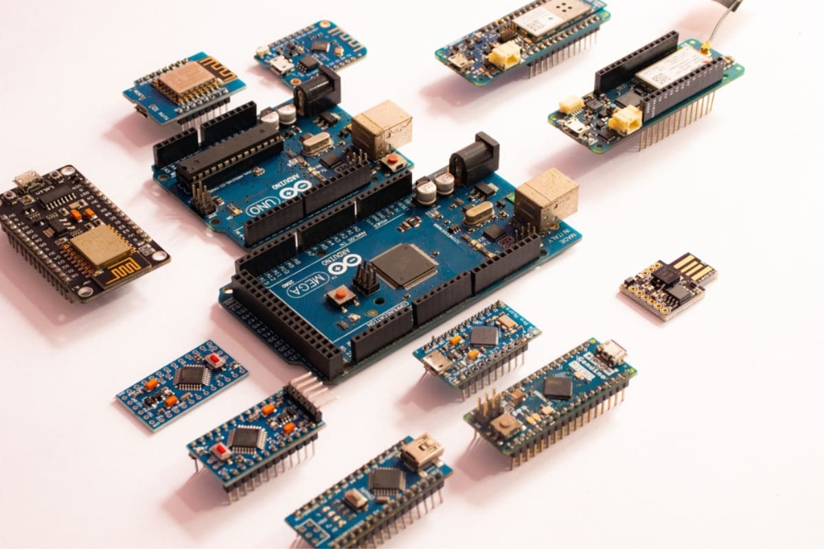 Cum aleg corect o placa Arduino pentru proiecte IoT de la Bitmi?
