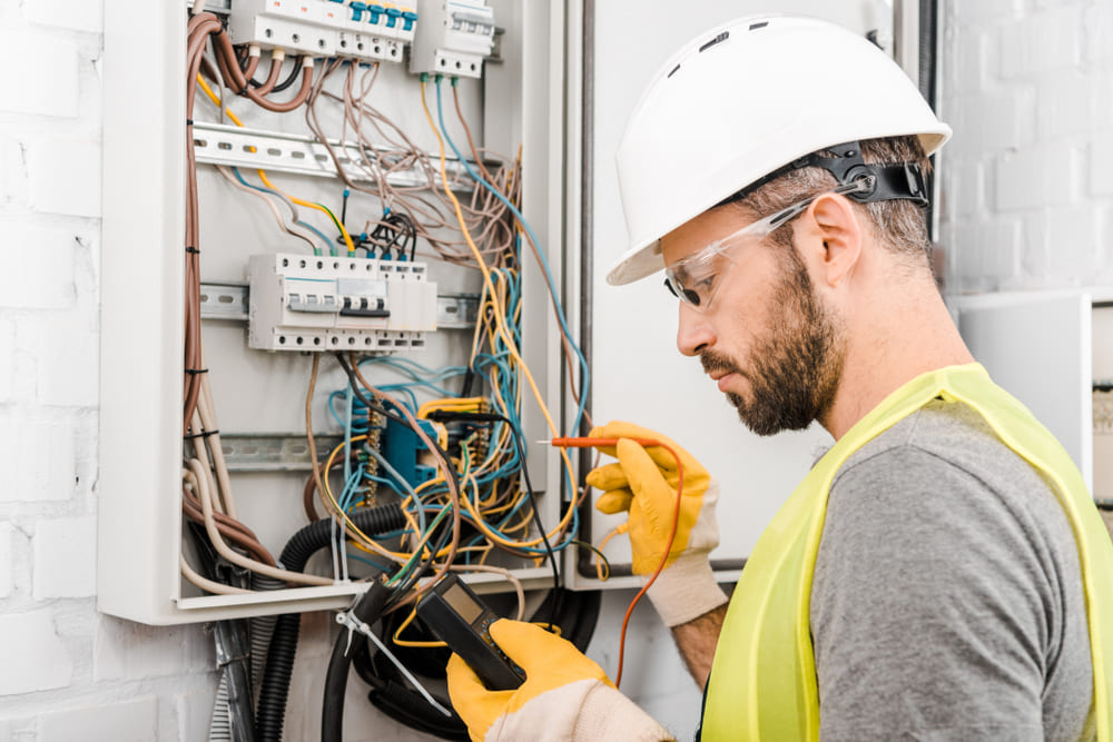 Cum sa devii un electrician eficient? Unelte care iti usureaza munca