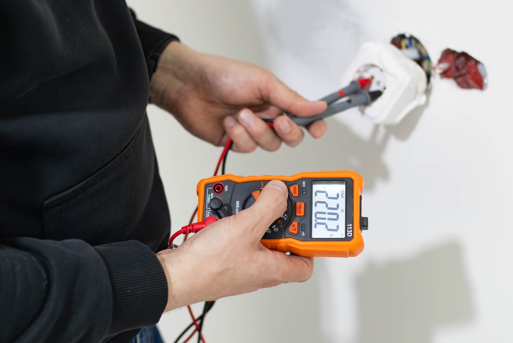 bitmi-electrician-autorizat-cu-aparat-profesional-de-masurare-impamantare