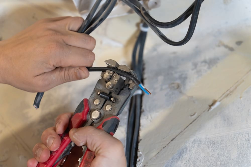 bitmi-electrician-care-foloseste-dezizolator-pentru-a-indeparta-izolatia-cablurilor-electrice