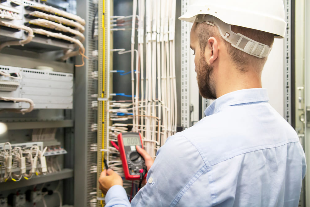 bitmi-electrician-care-lucreaza-la-panou-electric-cu-relee-monitorizare-tensiune
