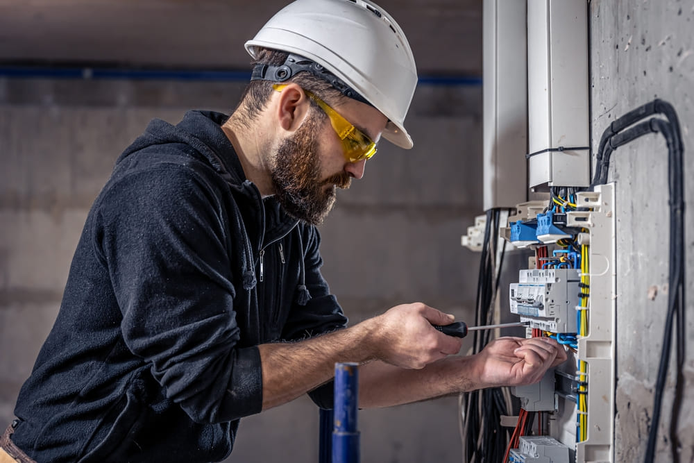 bitmi-electrician-care-lucreaza-la-un-tablou-de-distributie