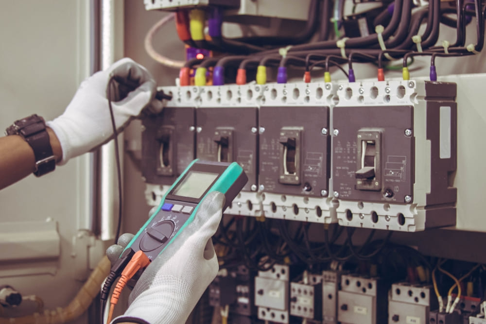 bitmi-electrician-care-testeaza-tabloul-electric