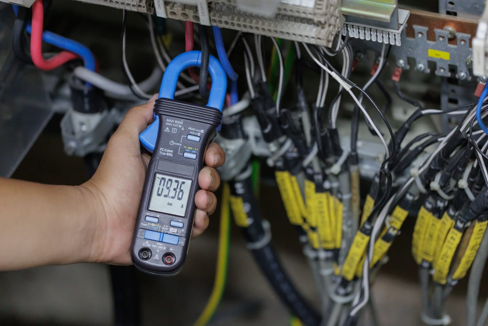 Tester impamantare cu functie clamp-on: cand este solutia ideala pentru masuratori rapide