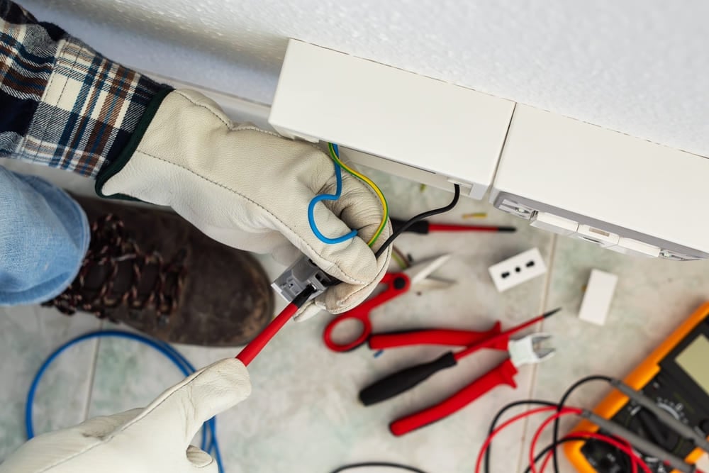 Cum dezizolezi corect un cablu fara sa deteriorezi conductorul – pasi simpli pentru incepatori