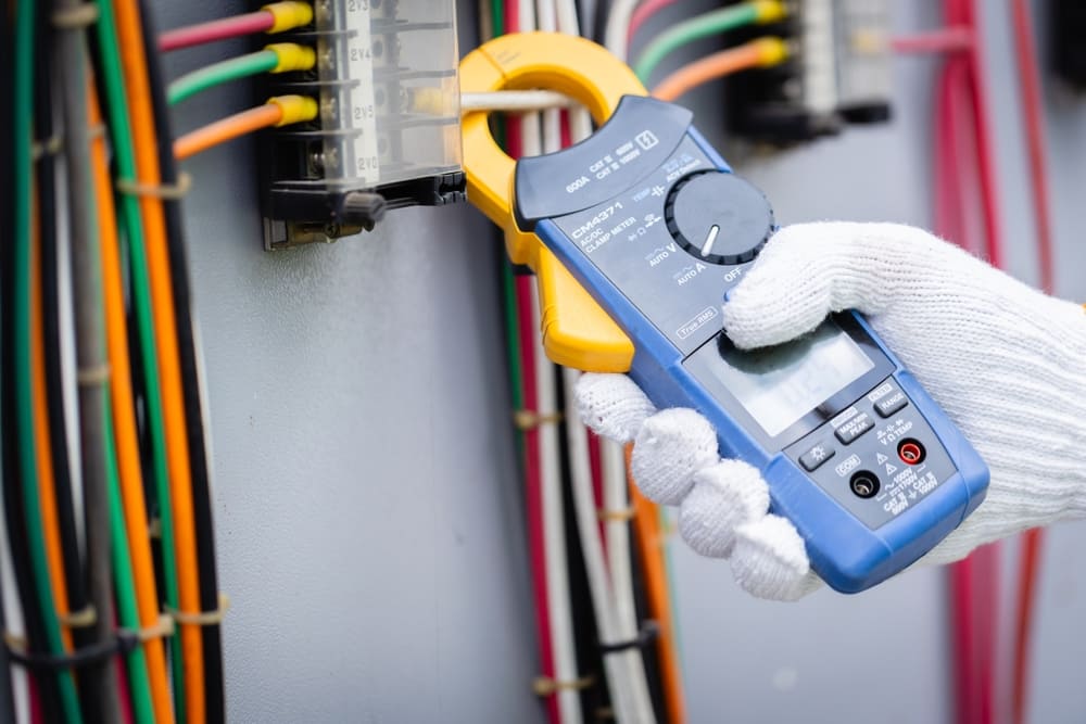 bitmi-electrician-folosind-clampmetru-digital-pentru-masurarea-rezistentei-de-impamantare