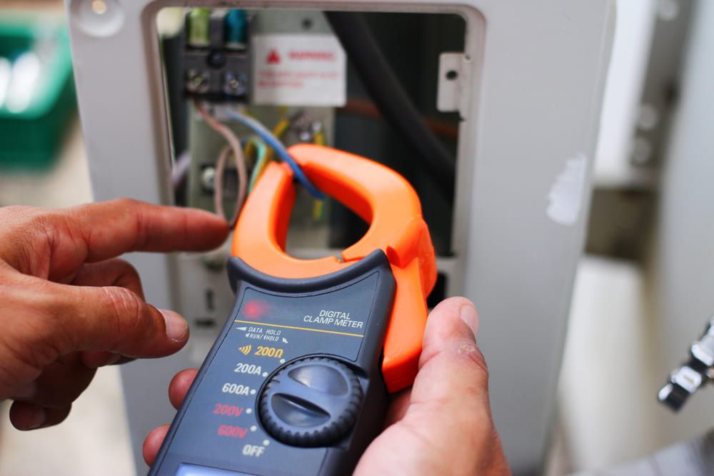 bitmi-electrician-folosind-clampmetru-digital-pentru-masuratori-rapide