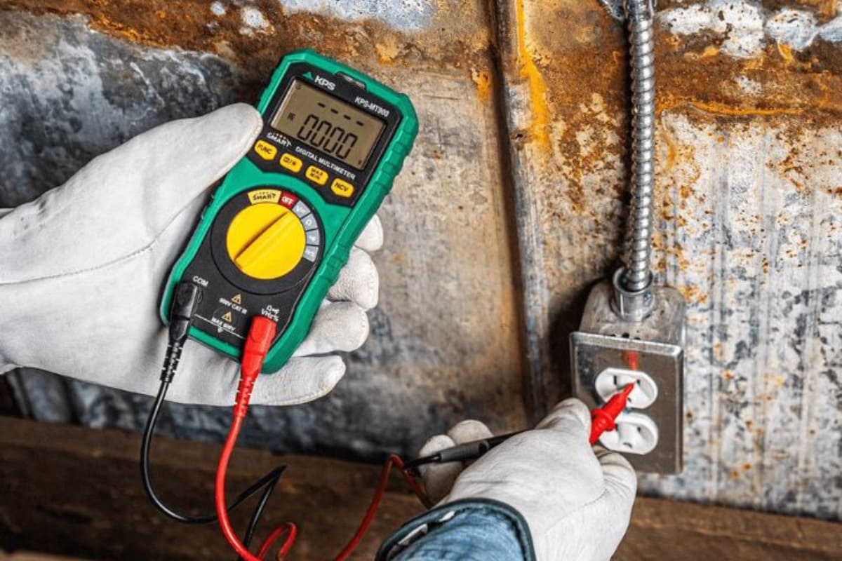 bitmi-electrician-incepator-folosind-multimetru-digital-automat-600V-ACDC-de-la-Bitmi