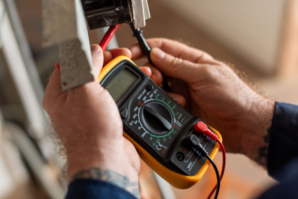 bitmi-electrician-testand-rezistenta-de-impamantare-cu-multimetru-digital-automat