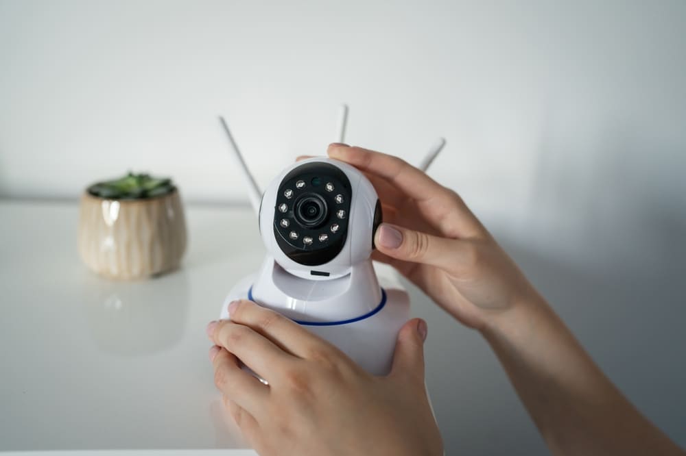 bitmi-femeie-plasand-camera-de-supraveghere-smart-pe-mobila