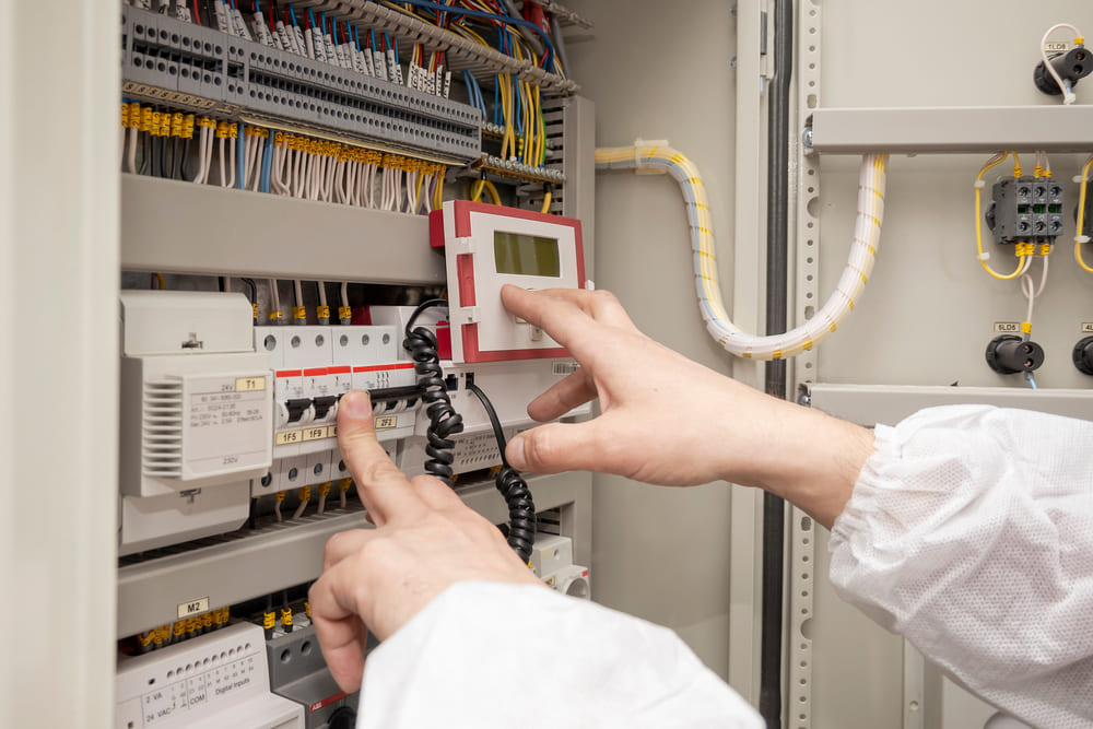 Cum imbunatateste un releu de protectie siguranta si performanta sistemului electric intr-o casa inteligenta