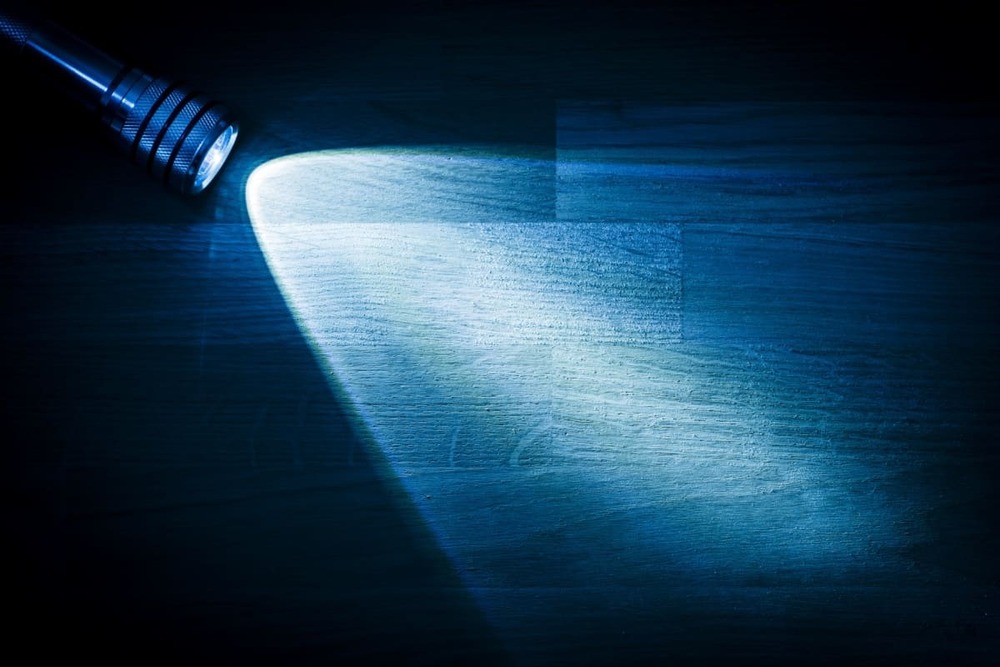 Comparatie intre lanterne LED si lanterne cu halogen: avantaje si dezavantaje