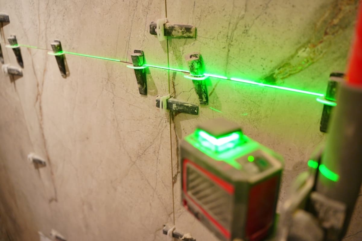 bitmi-montarea-faiantei-pe-perete-cu-ajutorul-unui-ghidaj-laser